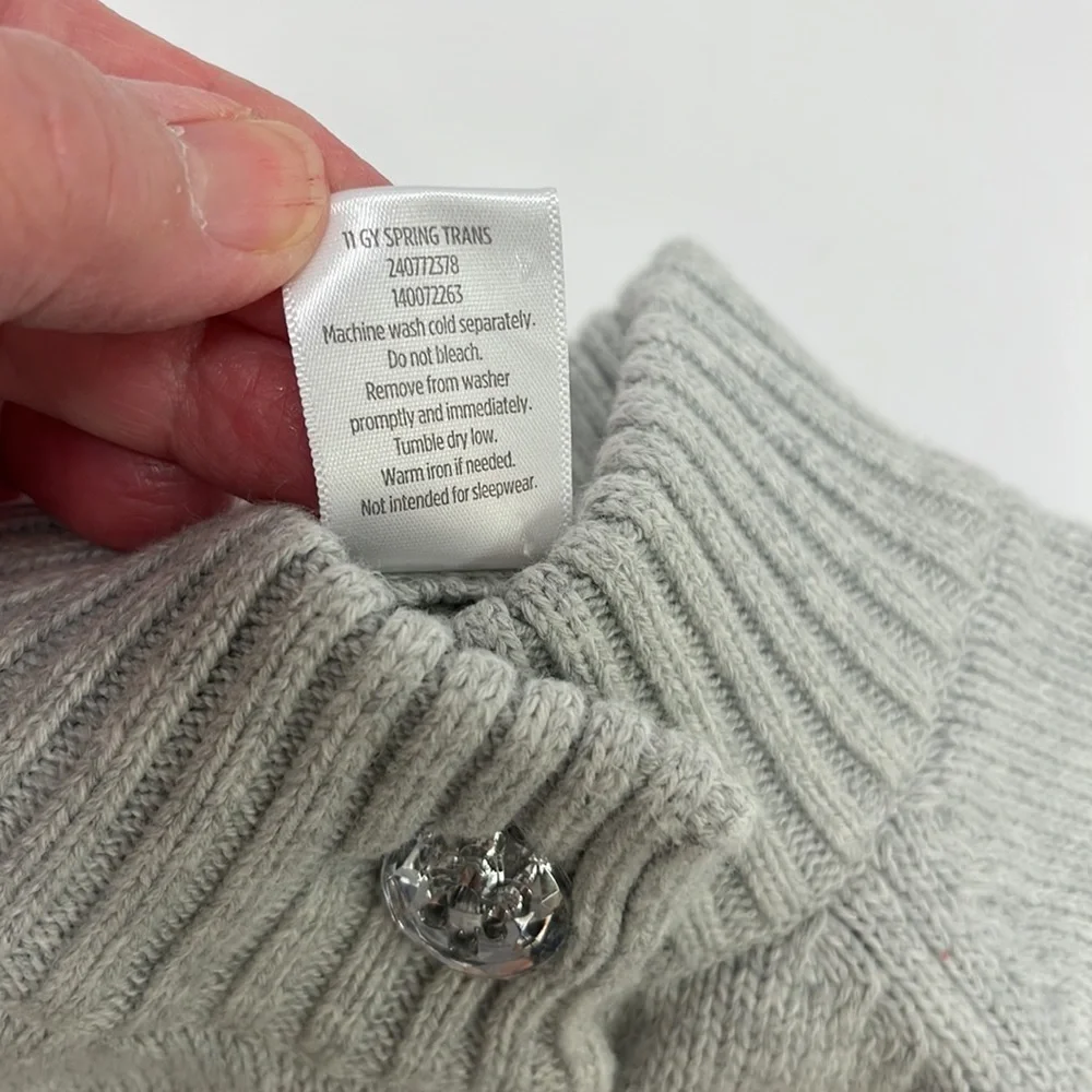 Girls Gymboree sweater! Beautiful button detail!